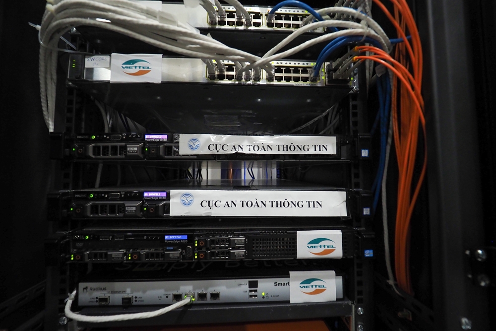 Phòng máy chủ này được trang bị đầy đủ các phương án dự phòng để bảo đảm dịch vụ Internet thông suốt, kể cả khi mất điện.